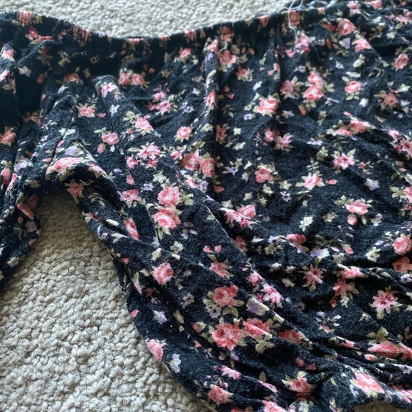 Black floral crop top - Picture 2 of 3